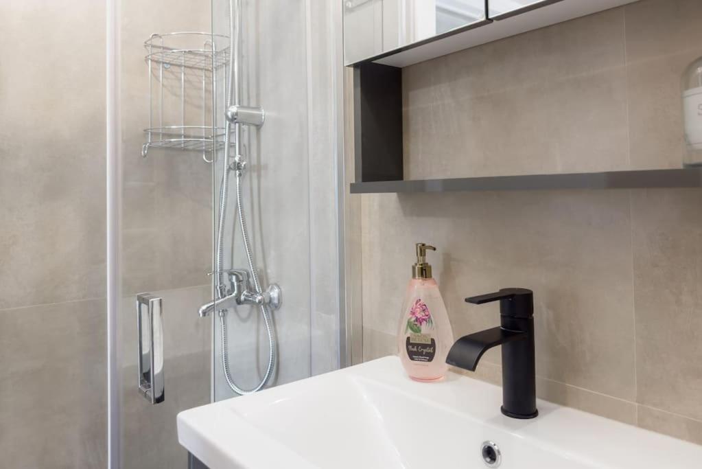 Spacious Urban Apt In The Heart Of Афины Экстерьер фото