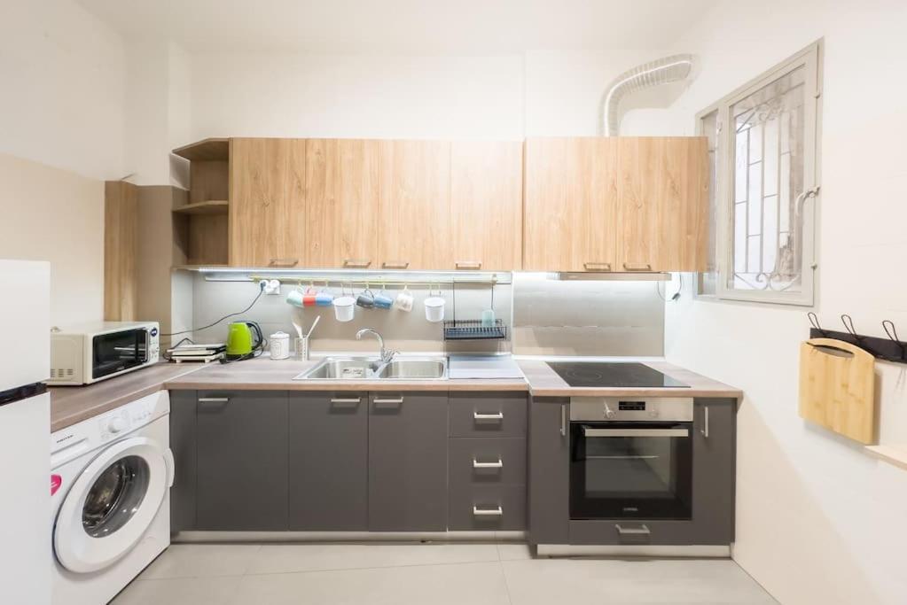 Spacious Urban Apt In The Heart Of Афины Экстерьер фото
